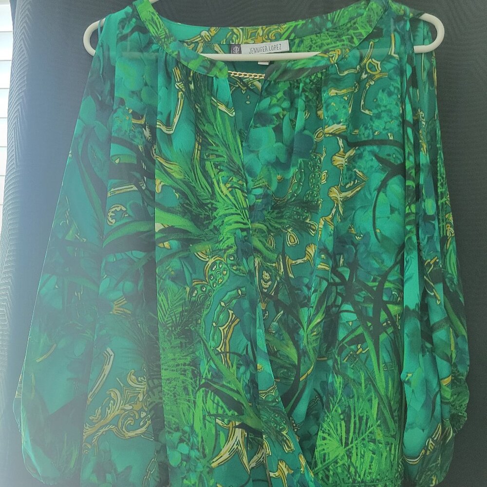 NEW WITHOUT TAGS LONG SLEEVE MUTI GREEN BLOUSE SIZE MEDIUM